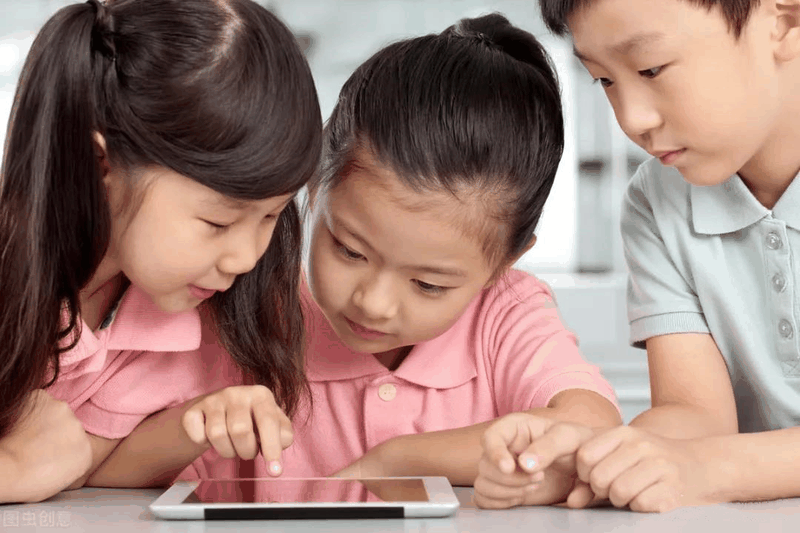 如何對(duì)付“手機(jī)ipad控”的孩子？跟著這位媽媽學(xué)，3招就夠了
