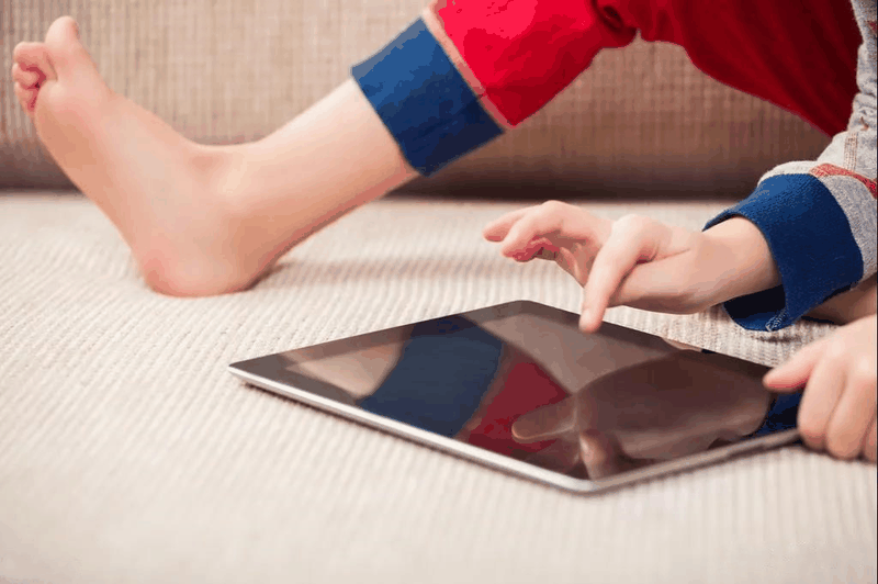 如何對(duì)付“手機(jī)ipad控”的孩子？跟著這位媽媽學(xué)，3招就夠了