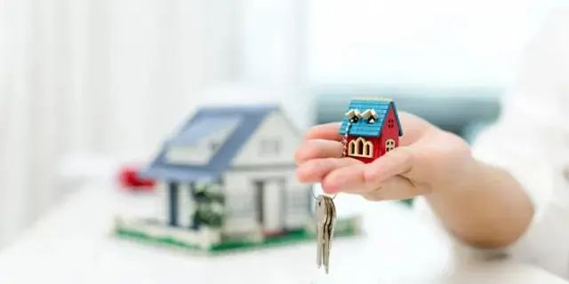 別人看房，你也在看房；別人交定金了，你還在看；別人準備換房了，你還在看...