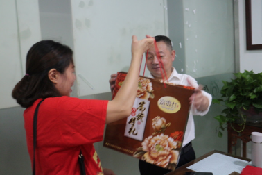 又是中秋月圓時(shí)，情系員工送祝福！